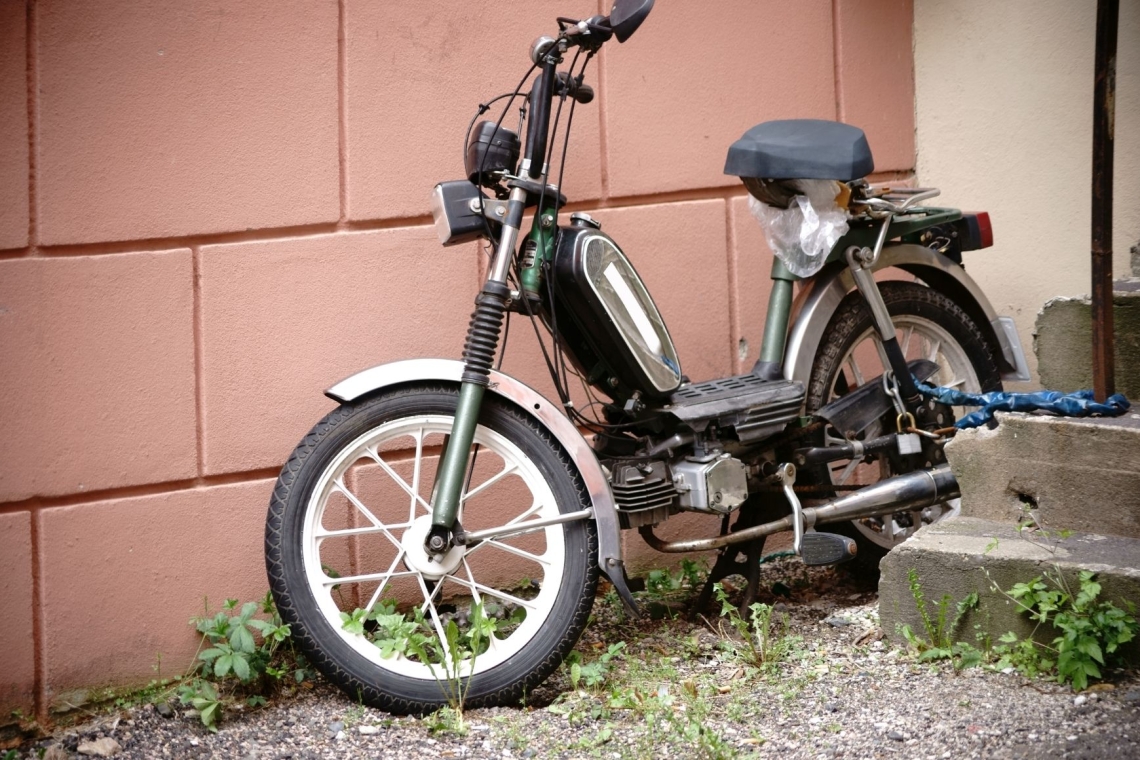 Policisti mladoletniku zasegli predelan moped in spisali obdolžilni predlog