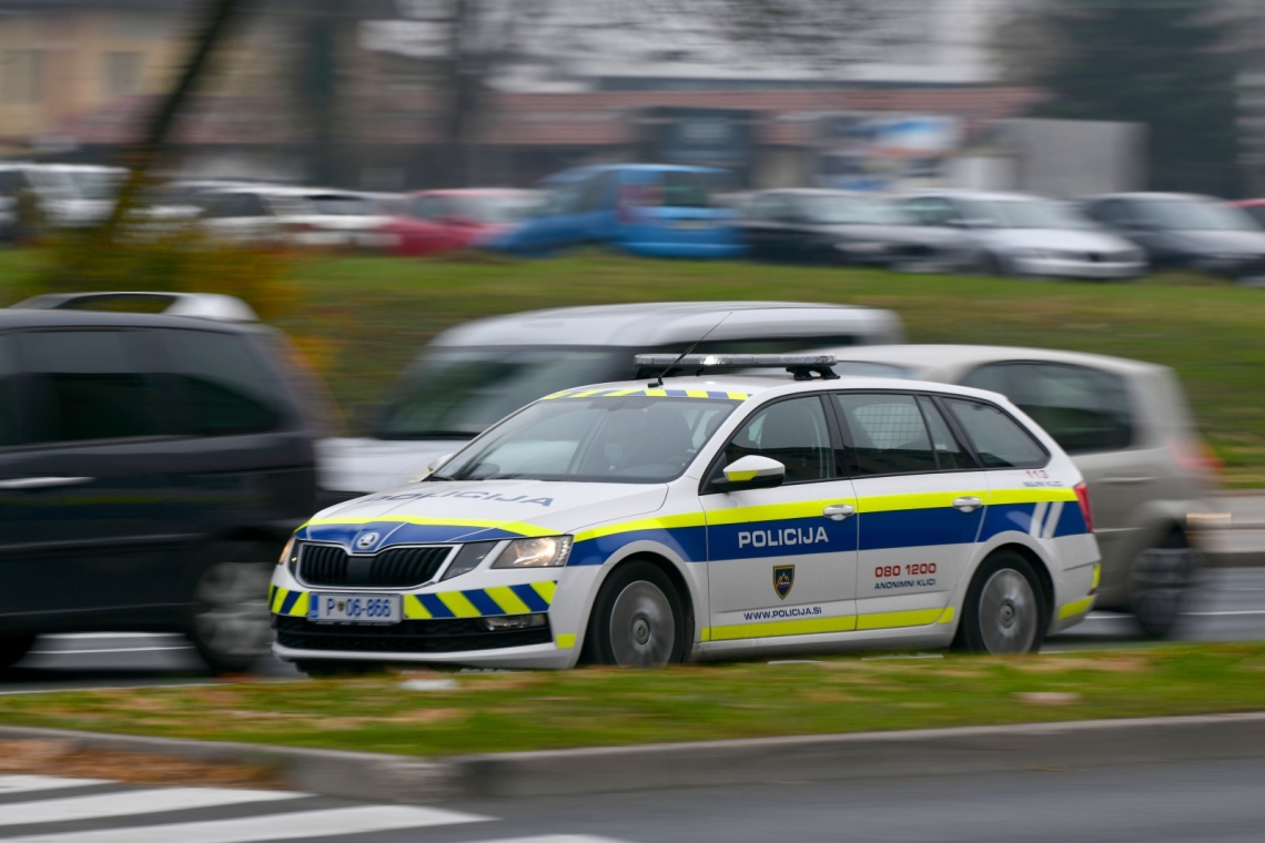 Policija zaradi več kaznivih dejanj išče Roberta Carvelya