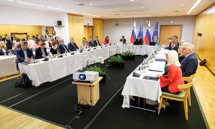 Premier Golob napovedal obvezno božičnico in razbremenitev samostojnih podjetnikov
