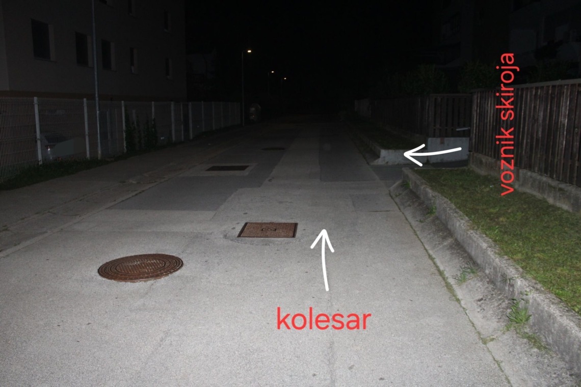 V Kranju kolesar huje poškodovan v nesreči z voznikom skiroja